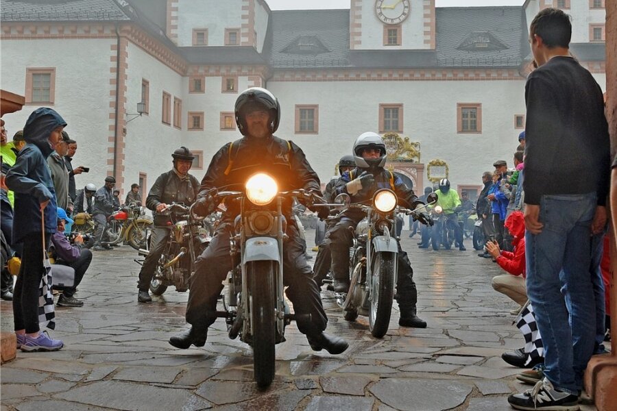 In Augustusburg waren am Sonnabend rund 100 Oldtimer-Motorräder zur Tour bis Klipphausen bei Meißen bei strömenden Regen gestartet. 