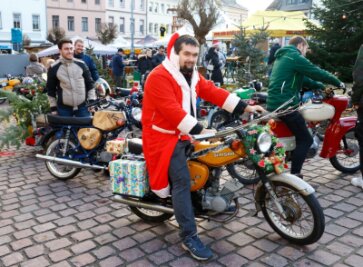 Zweitakt-Lichteln in Waldenburg: Der Weihnachtsmann fährt Simson - Der Weihnachtsmann alias Florian Nitschke aus Langenchursdorf hatte seine Simson festlich geschmückt und mit Geschenken beladen. 