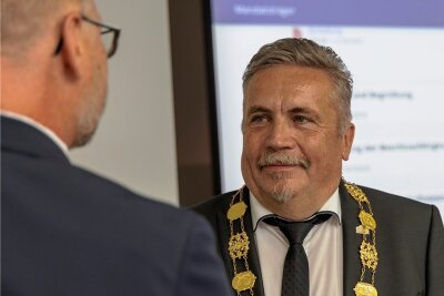 Zweite Amtszeit des Annaberger Oberbürgermeisters startet mit Rundumschlag - Die zweite Amtszeit von Rolf Schmidt hat begonnen. In der Stadtratssitzung am Donnerstagabend wurde er offiziell verpflichtet. Dabei wurde ihm auch die Amtskette übergeben. 