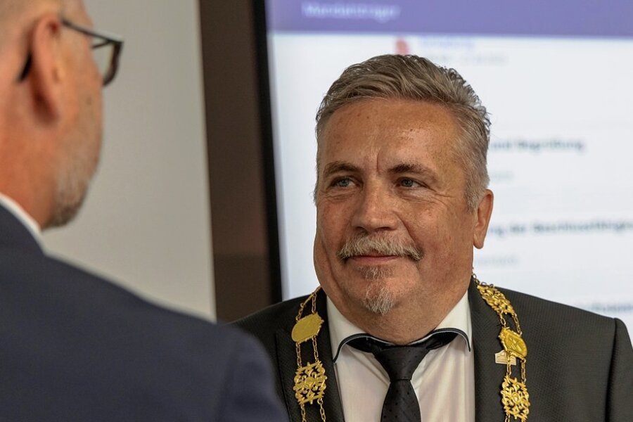 Die zweite Amtszeit von Rolf Schmidt hat begonnen. In der Stadtratssitzung am Donnerstagabend wurde er offiziell verpflichtet. Dabei wurde ihm auch die Amtskette übergeben. 