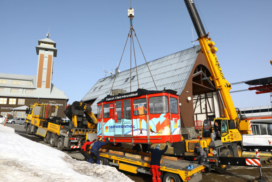 Zweite Kabine der Fichtelberg-Schwebebahn verlässt Bergstation - Am Dienstag wurde auch die zweite Kabine der Fichtelberg-Schwebebahn zur Generalüberholung abtransportiert.