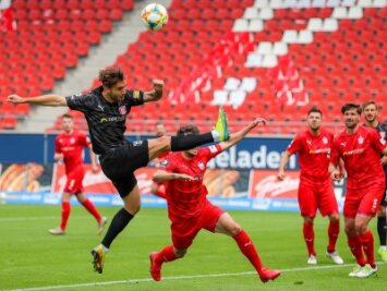 Zweiter Neuzugang für den FSV: Drinkuth kommt aus Paderborn - Felix Drinkuth (l.), hier am 30. Spieltag beim Gastspiel des Halleschen FC beim FSV Zwickau.
