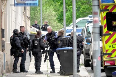 Zweiter Prozesstag im Armbrustfall in Chemnitz: „Pfeile werden zum Töten eingesetzt“ - Ein Polizeibeamter übergibt nach seinem Einsatz im Wohnhaus an der Kanalstraße die Armbrust des Angeklagten.