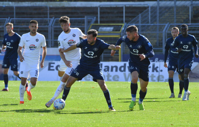 Tom Baumgart (hier gegen Kamer Krasniqi) brachte die Auer beim VfB Oldenburg in der 15. Minute in Führung. 