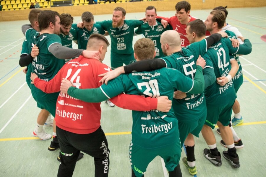 Ausgelassener und verdienter Jubel: Das Team der HSG Freiberg II hat am Sonntagabend im Landespokal mit dem LHV Hoyerswerda den zweiten Sachsenligisten ausgeschaltet und steht nun im Viertelfinale. 