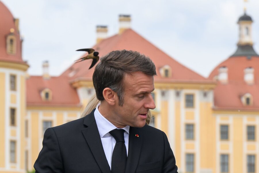 Zweiter Tag des Staatsbesuchs: Macron in Sachsen angekommen - Emmanuel Macron, Präsident von Frankreich, steht vor dem Schloss Moritzburg.