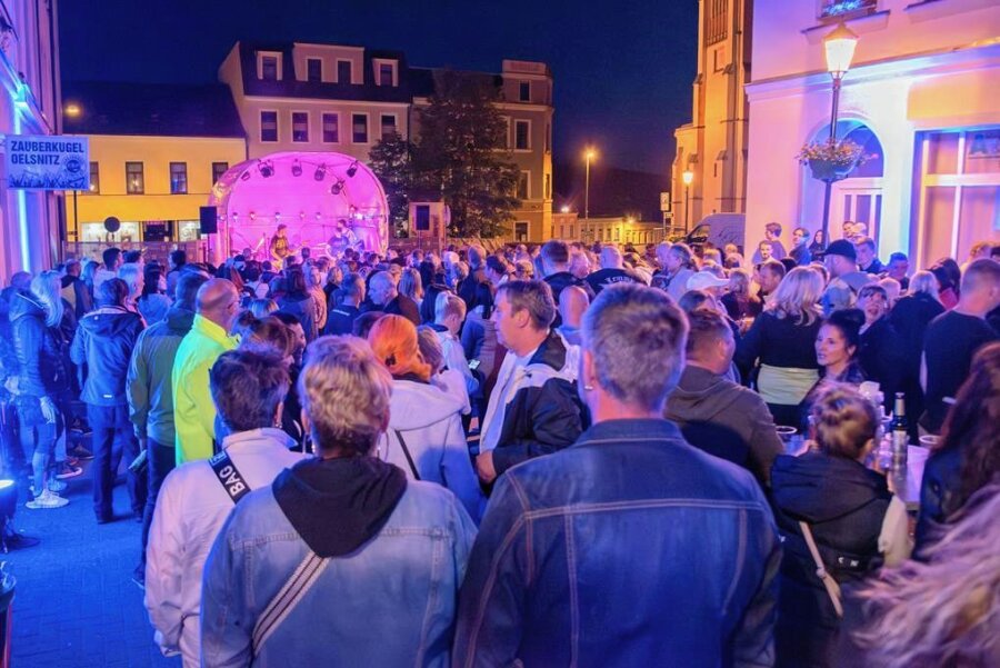 Zweites Oelsnitzer Straßenkonzert erweist sich als Volltreffer: Hunderte Vogtländer feiern und tanzen bis in die Nacht - Rund 400 Besucher tanzten und feierten bis tief in die Nacht.