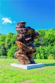 Zweites Werk am Purple Path zur künftigen Kulturhauptstadt: Bewegtes Meer von Erde - Der Purple Path hat mit Tony Craggs Skulptur "Stack" in Bad Schlema ein zweites Werk. 