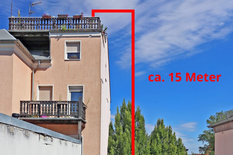 Zwickau: 42-Jähriger fällt von Balkon 15 Meter tief - Ein Zwickauer wollte ein Sonnensegel anbringen - dann stürzte er von diesem Balkon.