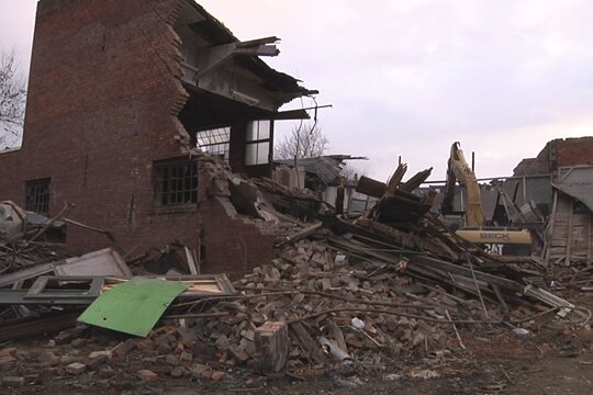 Bei Abbrissarbeiten eines Hauses an der Kolpingstraße in Zwickau ist am Freitagnachmittag eine Wand eingestürzt. 