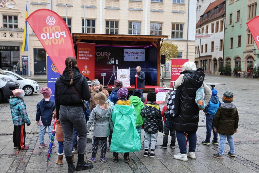 Zwickau: Aktion zeigt, ie Deckel von Flaschen bei Kinderlähmung helfen können - Spender und interessierte Bürger sind am Dienstagvormittag auf den Zwickauer Hauptmarkt gekommen.