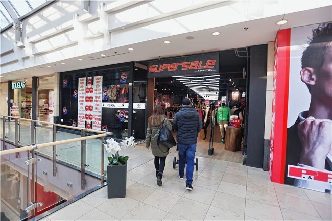 Zwickau-Arcaden: Weiteres Kleidungsgeschäft schließt - Das Jeansgeschäft King DNM zieht sich aus den Zwickau Arcaden zurück. 
