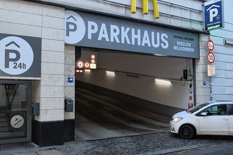 Zwickau Arcaden: Wie jetzt das Parken mit der P-Card läuft - Im Conti-Parkhaus in den Zwickau Arcaden kann man beim Einfahren vor der Schranke kein Parkticket mehr ziehen. 