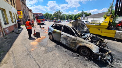 Zwickau: Audi brennt nach Unfall komplett aus - 