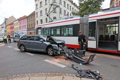 Zwickau: Auto mit zwei Kindern an Bord fährt gegen Straßenbahn - An dem Auto ist nicht mehr viel zu retten.