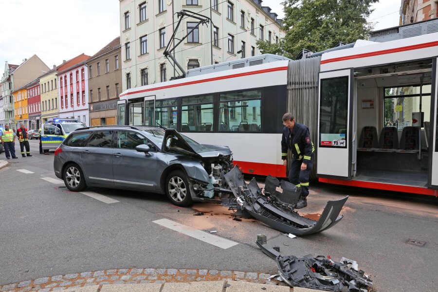Zwickau: Auto mit zwei Kindern an Bord fährt gegen Straßenbahn - An dem Auto ist nicht mehr viel zu retten.
