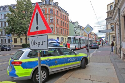 Zwickau: Auto mit zwei Kindern an Bord fährt gegen Straßenbahn - Die Unfallstelle im Bereich Osterweih-/Leipziger Straße.
