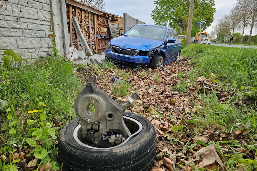 Zwickau: Autofahrer über den Kofferraum gerettet - Der Fahrer des Skoda wurde über den Kofferraum gerettet. Am beteiligten Ford riss ein Hinterrad ab.