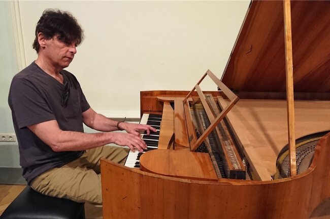 Der kanadische Pianist Ludwig Semerjian am Freitagnachmittag im Robert-Schumann-Haus Zwickau.