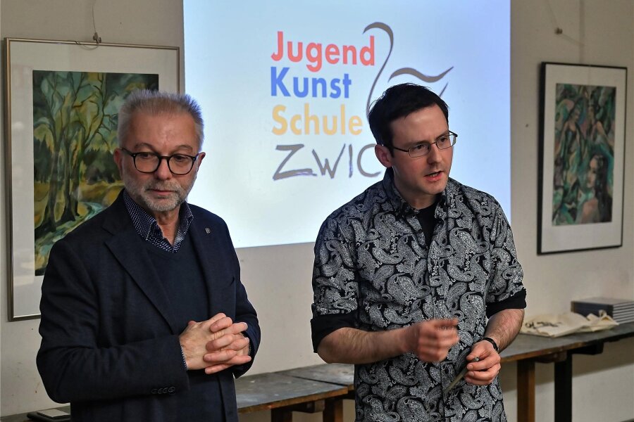 Zwickau bekommt eine Jugendkunstschule - Wolfgang Schinko, Vorsitzender des Kunstvereins Zwickau, stellte am Montag in der Galerie am Domhof die neue Jugendkunstschule der Stadt und ihren Leiter Daniel Jantsch (rechts) vor.