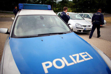 Zwickau: Betrunkener schläft unter Transporter und wird beinahe überrollt - 