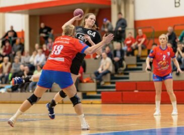Zwickau bleibt im Titelrennen - Laura Nagy (am Ball) machte am Samstag gegen Altenburg eines ihrer besten Spiele im BSV-Oberliga-Team. Sie steuerte sieben Treffer zum wichtigen Heimsieg bei. 