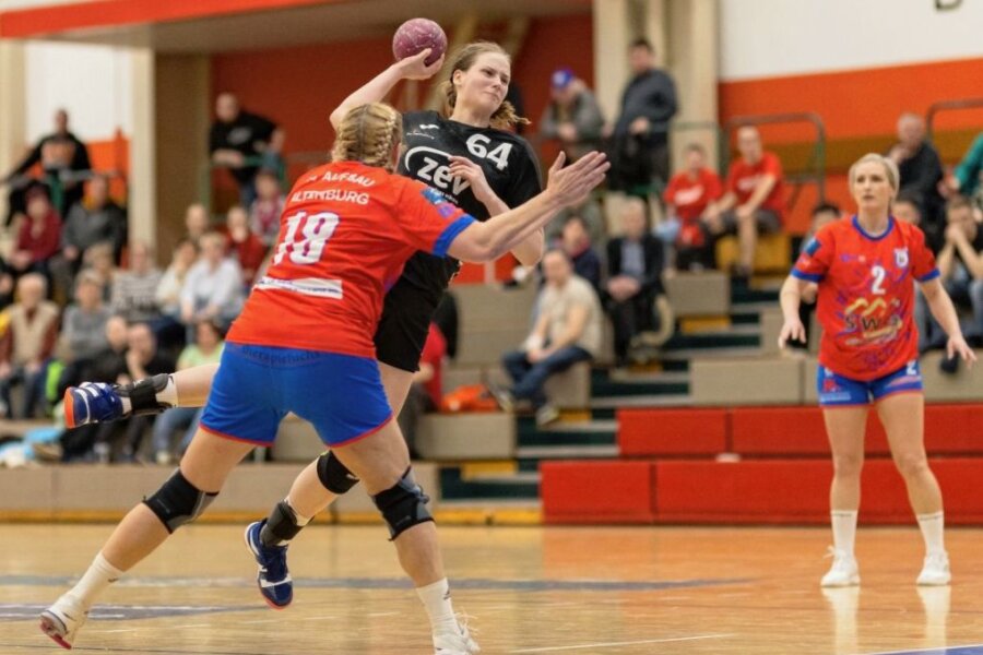 Zwickau bleibt im Titelrennen - Laura Nagy (am Ball) machte am Samstag gegen Altenburg eines ihrer besten Spiele im BSV-Oberliga-Team. Sie steuerte sieben Treffer zum wichtigen Heimsieg bei. 