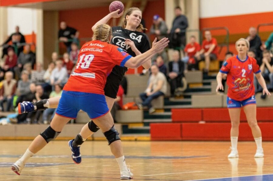 Zwickau bleibt im Titelrennen - Laura Nagy (am Ball) machte am Samstag gegen Altenburg eines ihrer besten Spiele im BSV-Oberliga-Team. Sie steuerte sieben Treffer zum wichtigen Heimsieg bei. 