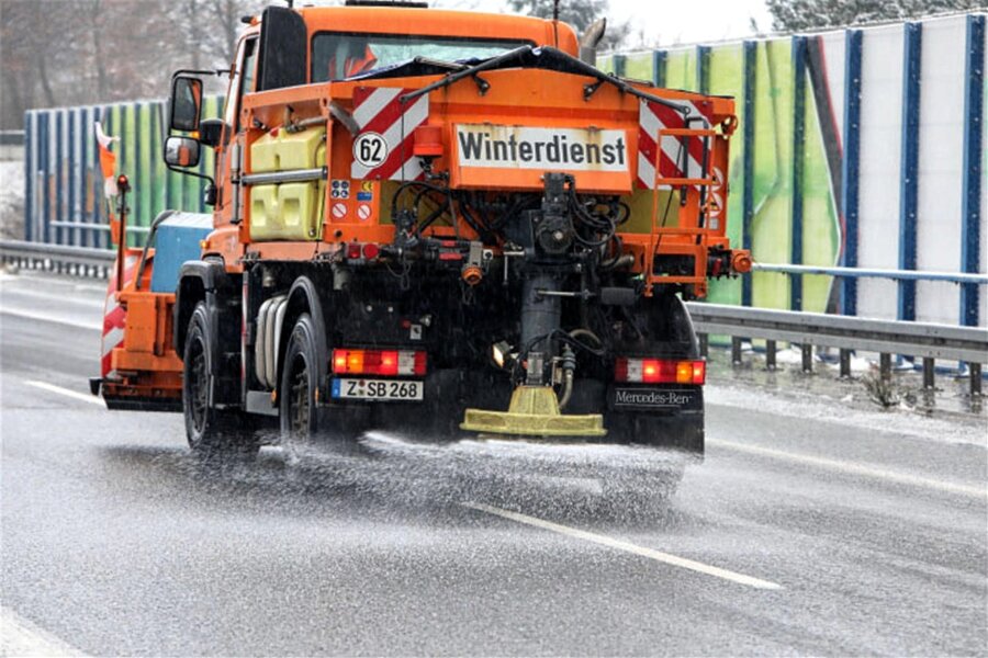 Zwickau: BMW-Fahrerin stößt gegen abbiegendes Streufahrzeug - Ein Winterdienstfahrzeug war in Zwickau in einen Unfall verwickelt.
