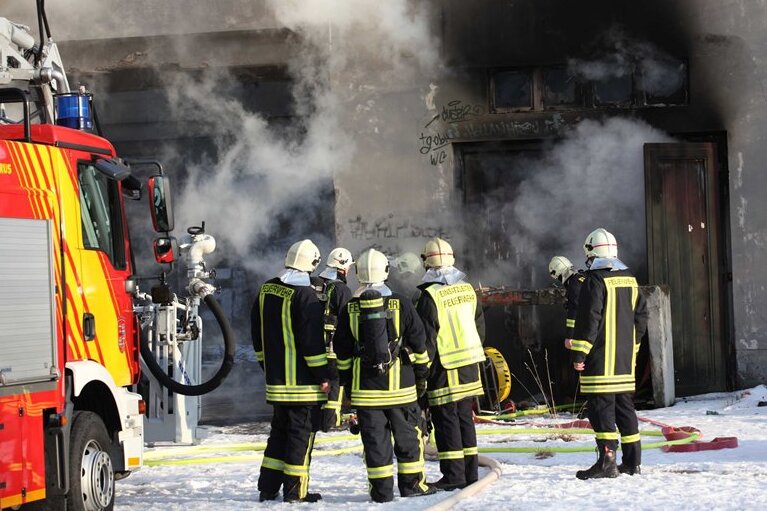 Zwickau: Brand im früheren Eisenwerk - In der "Fackel" hat es am Sonntag gebrannt.