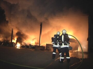 Zwickau: Brand in einer Recyclingfirma - Feuerwehrleute konnten den Brand in dem Zwickauer Lager löschen.