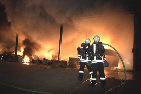 Zwickau: Brand in einer Recyclingfirma - Feuerwehrleute konnten den Brand in dem Zwickauer Lager löschen.