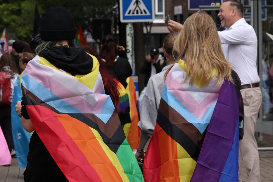 Zwickau: Bunte Flaggen für eine bunte Gesellschaft - Mit Regenbogenflaggen aller Art werden sich am Samstag Menschen zum Christopher-Street-Day in Zwickau präsentieren.
