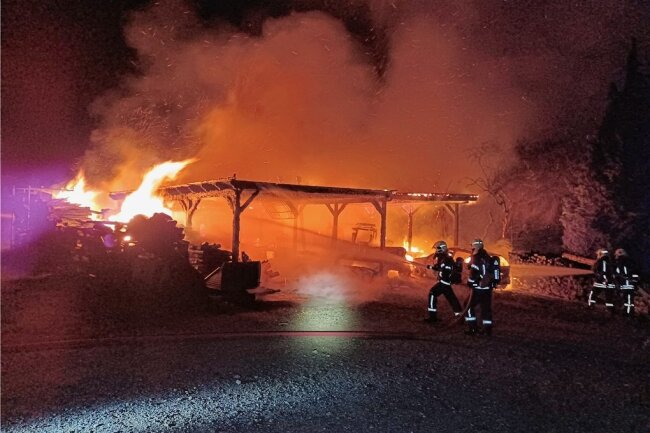 Zwickau: Carport brennt samt Fahrzeugen komplett aus - Der freistehende Carport, etwa 10 x 15 Meter groß, ging samt darin abgestellter Fahrzeuge in Flammen auf. 