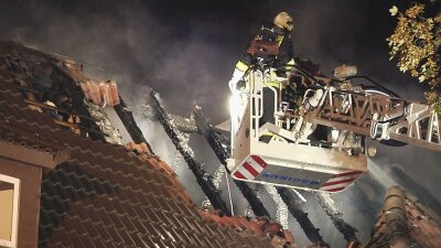 An der Bahnstraße in Zwickau stand am Montag ein Dachstuhl in Flammen.