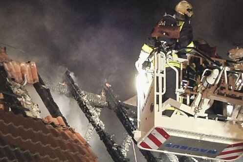 An der Bahnstraße in Zwickau stand am Montag ein Dachstuhl in Flammen.
