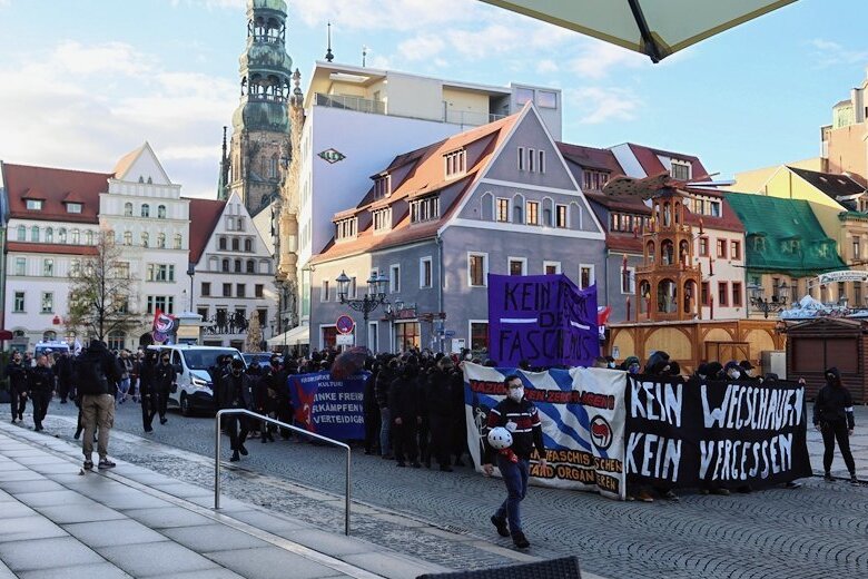Zwickau: Demo für weitere Aufarbeitung des NSU zieht durch Innenstadt - Die Demonstrierenden kommen auch am Hauptmarkt vorbei, ihr Ziel ist jedoch die Polizeidirektion Zwickau. 
