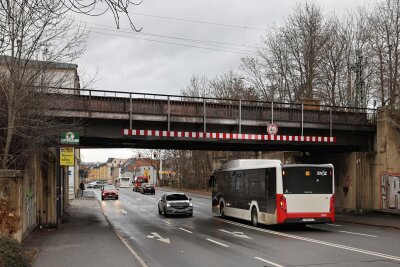 Zwickau: Deutsche Bahn will Brücke über die Reichenbacher Straße durch Neubau ersetzen - Die Metallbrücke über die Reichenbacher Straße soll abgerissen und durch einen Neubau ersetzt werden.