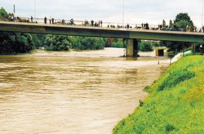 Zwickau: Die Stadt im nassen Belagerungszustand - Hochwassertouristen en masse nutzten die Glück-Auf-Brücke als Balkonplatz, um einen Blick auf die muldeabwärts strömenden Wassermassen zu werfen.
