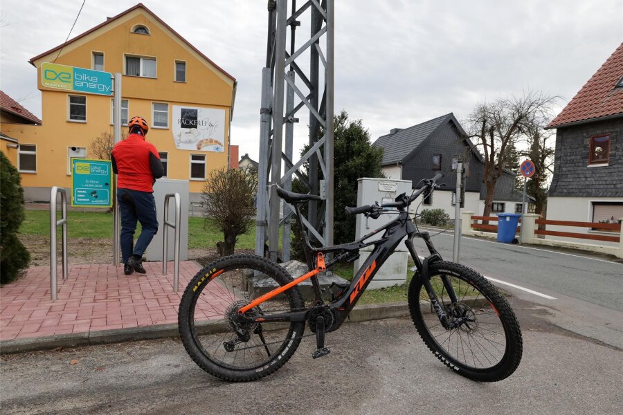 Zwickau: E-Bike-Ladestationen mit Solarenergie geplant - Wie hier in Voigtlaide sollen im Kreis weitere Ladestationen für E-Bikes errichtet genommen werden.