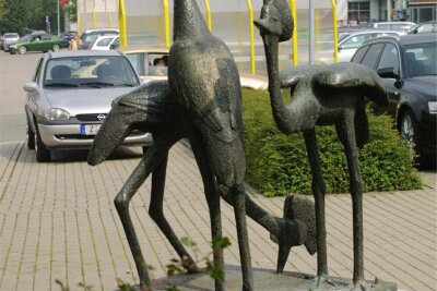 Zwickau-Eckersbach: Warum die Kranich-Skulptur noch immer nicht auf ihren Platz zurückgekehrt ist - Die Plastik, die drei Vögel zeigt, soll wieder nach Eckersbach kommen. Wann, ist jedoch ungewiss.