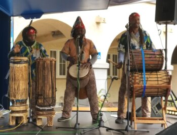 Zwickau erlebt buntes Festival "Afrika trifft die Welt" - Das afrikanische Trommler-Ensemble "Ndungu Kina" auf der Bühne im Innenhof.