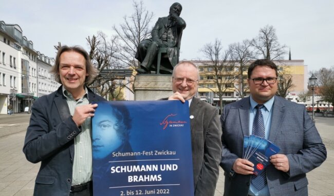 Zwickau erlebt eine Premiere beim Schumann-Fest - Die Organisatoren Thomas Synofzik, Michael Löffler und Sebastian Lasch (v. l.) am Schumann-Denkmal in Zwickau, wo zum Schumannsgeburtstag am 8. Juni ab 15.30 Uhr musiziert wird. 