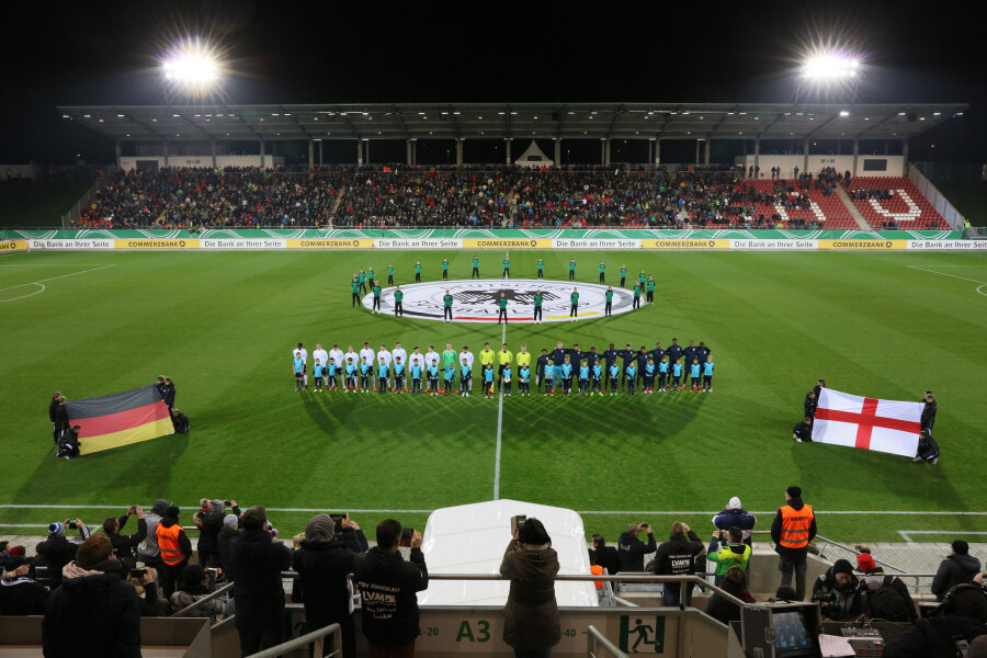 Zwickau erlebt U-21-Länderspiel - 14. November 2017: Vorm U-20-Länderspiel zwischen Deutschland und England im Stadion Zwickau.