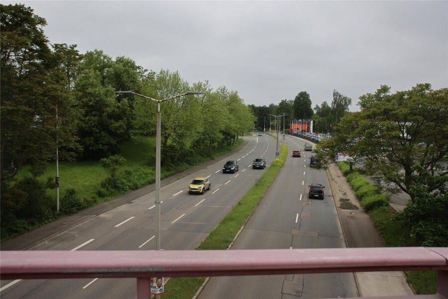 Zwickau: Erneuerung der Uhdestraße (B 93) startet im Juli - Zwischen Glück Auf Brücke und Casparistrasse soll die Uhdestraße ab Juli eine neue Fahrbahndecke bekommen.