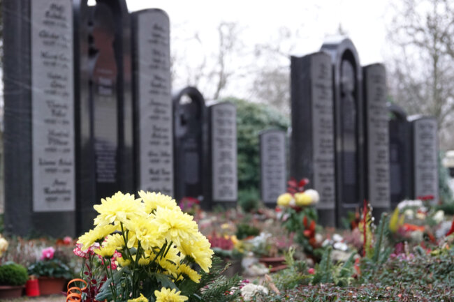 Zwickau führt neue Formen der Bestattung ein - Auf den Zwickauer Friedhöfen gibt es unterschiedliche Bestattungsformen. Nun ändern sich die Preise. Foto: Mario Dudacy
