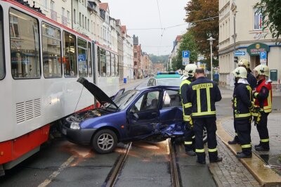 Zwickau: Fahrer nach Zusammenstoß mit Straßenbahn in Auto eingeklemmt - Ein Ford Fiesta stieß auf der Bosestraße mit einer Straßenbahn zusammen.