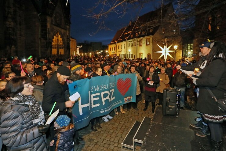 Zwickau: Fast 800 Menschen zeigen Herz - Vor dem Dom sang die Menschenmenge Weihnachtslieder wie "O Tannenbaum" und "Guten Abend schön Abend".