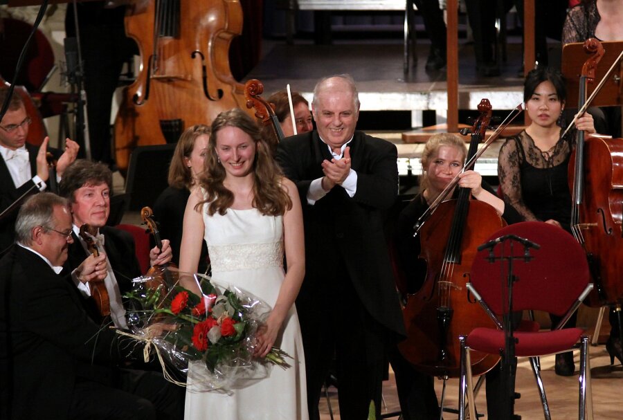 Zwickau feiert 200. Geburtstag Schumanns - Großen Applaus ernteten am Dienstagabend Dirigent Daniel Barenboim und Cellistin Maire-Elisabeth Hecker.