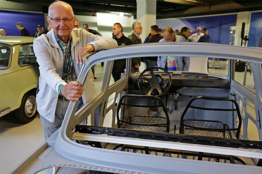 Zwickau feiert Trabant-Jubiläum: Frühschicht erinnert an Start der Serienproduktion vor 60 Jahren - Benno Stengel (85) hat als Technologe vor 60 Jahren daran mitgewirkt, dass die Serienfertigung des Trabant P 601 in Zwickau begann. Hier steht er an der noch unbeplankten Karosserie einer Limousine, Baujahr 1988. Aber bekanntlich hatte sich bis dahin seit Entwicklung des Trabant in der 1960er-Jahren wenig geändert.